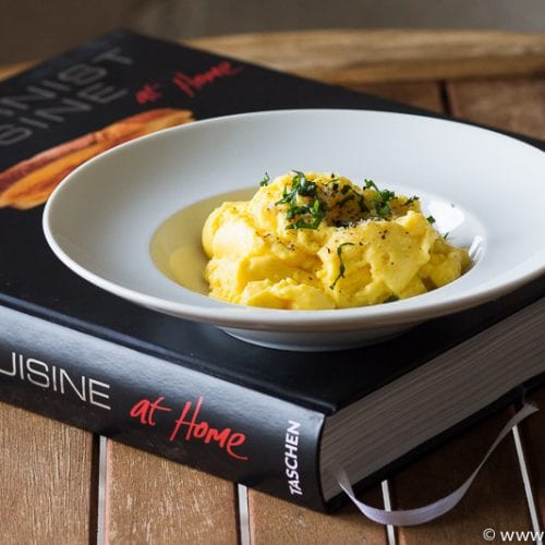 Modernist Cuisine at Home - Rührei-Pudding sous vide