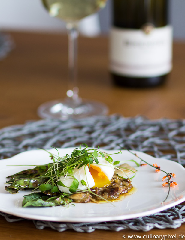 Pochiertes Ei, Auberginenpüree und gegrillter Mangold