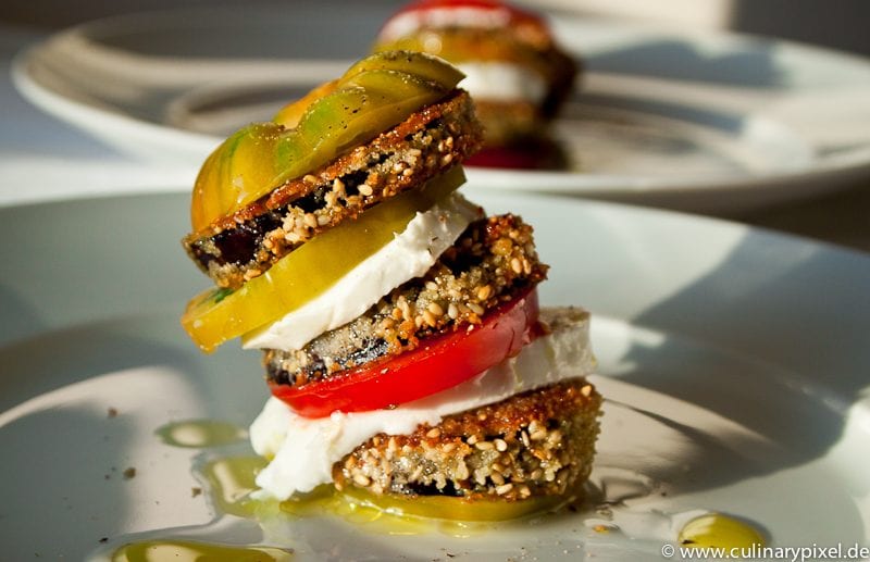 Der schiefe Turm von Tomaten, Büffelmozzarella &amp; Sesam-Auberginen ...