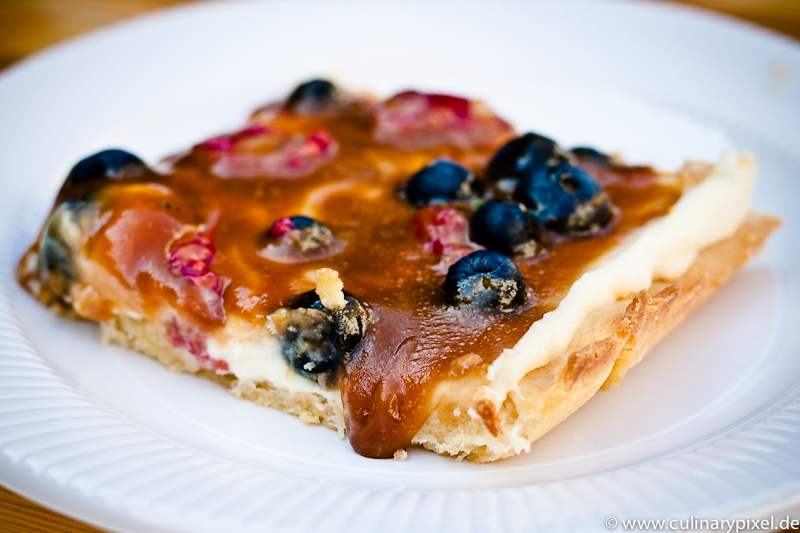 Tarte mit Beeren, Mascarpone & Karamellsauce