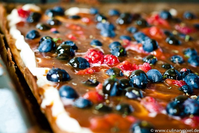 Tarte mit Mascarpone-Zitronencreme, Beeren & Karamellsauce