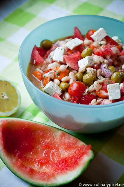 Tomaten, Oliven, Feta und Wassermelone im Bohnensalat