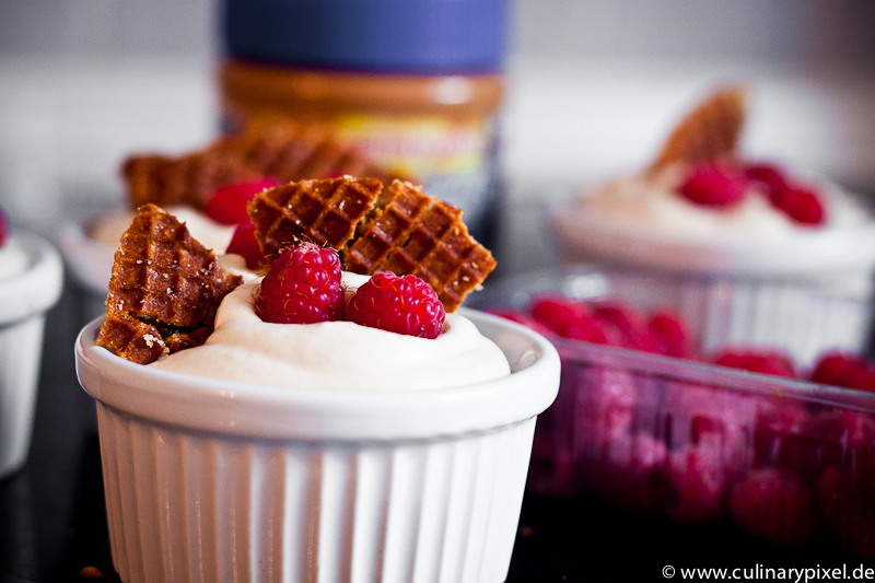 Himbeeren, Waffeln, Sahne Erdnussbutter