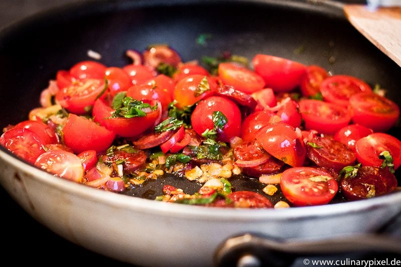 geschmolzene Tomaten mit Chorizo und Kräutern