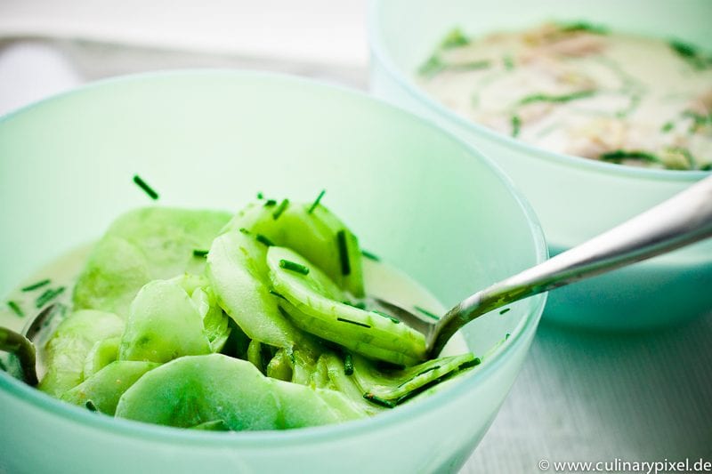 Gurkensalat mit Kokosmilch, Schnittlauch und Limette