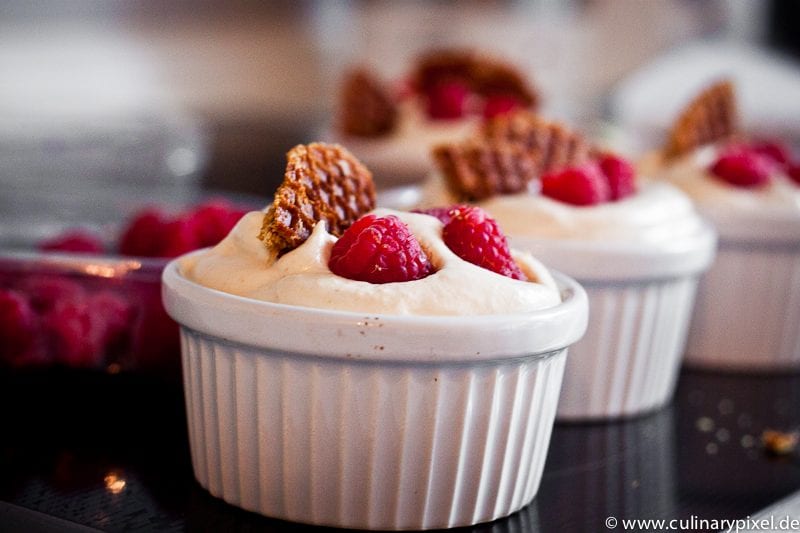 Erdnussbuttercreme mit Himbeeren, Kirschwasser und Waffeln