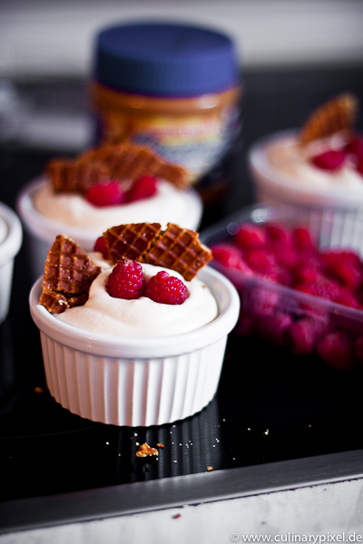 Erdnussbuttercreme mit Himbeeren, Waffeln und Kirschwasser