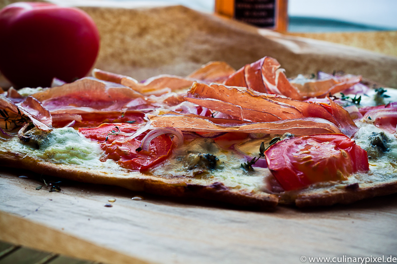 Pizza mit Nanbrot, Gorgonzola und Serranoschinken