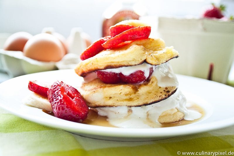 Pancakes mit Obst: Erdbeeren, Bananen