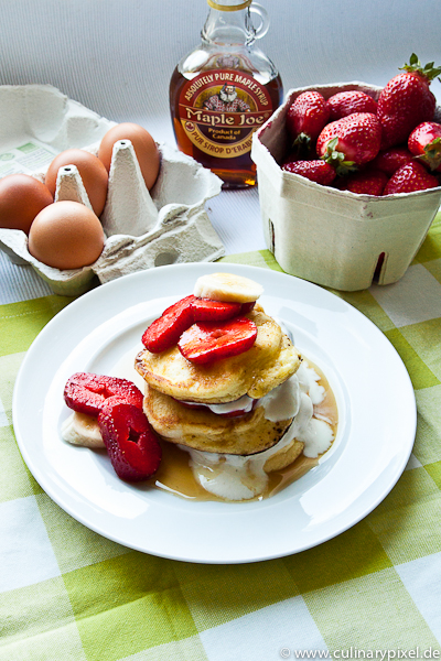 Pancake-Turm zum Sonntags-Frühstück