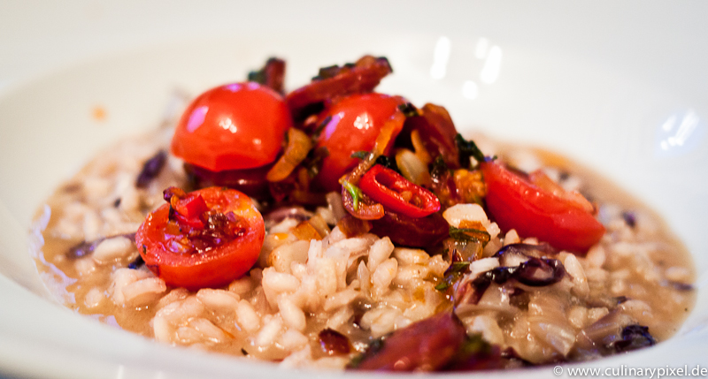 Radiccio-Risotto mit Topping aus Chorizo und Tomaten