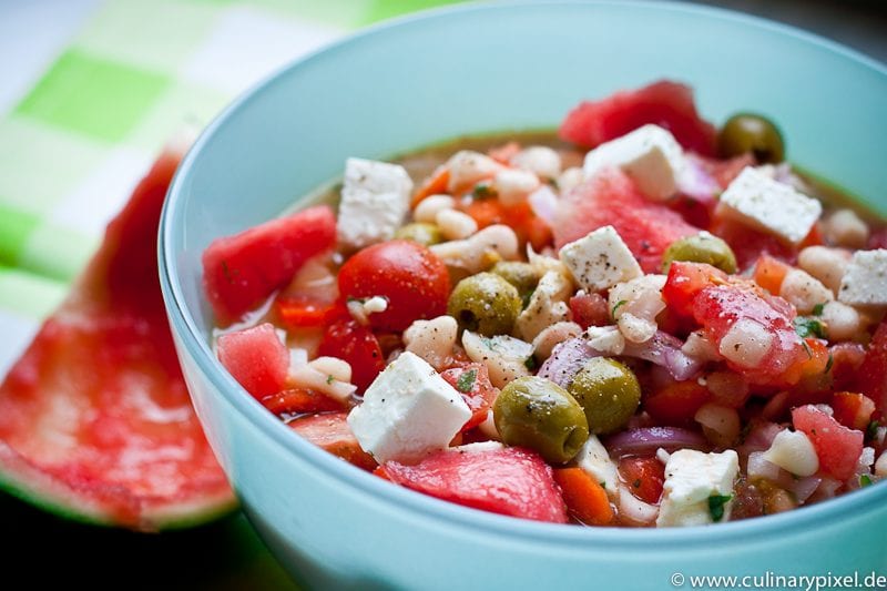 Wassermelone im Bohnensalat mit Feta und Oliven