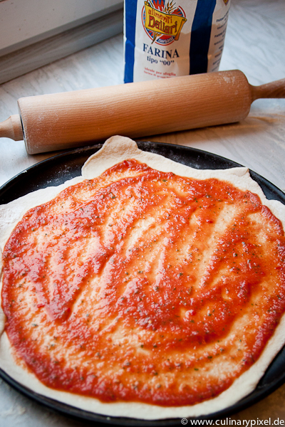Pizza mit Tomatensauce aus San Marzano Tomaten