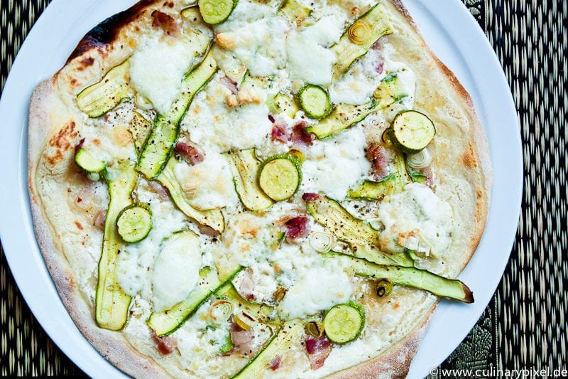 Zucchini und Gorgonzola auf sommerlichem Flammkuchen