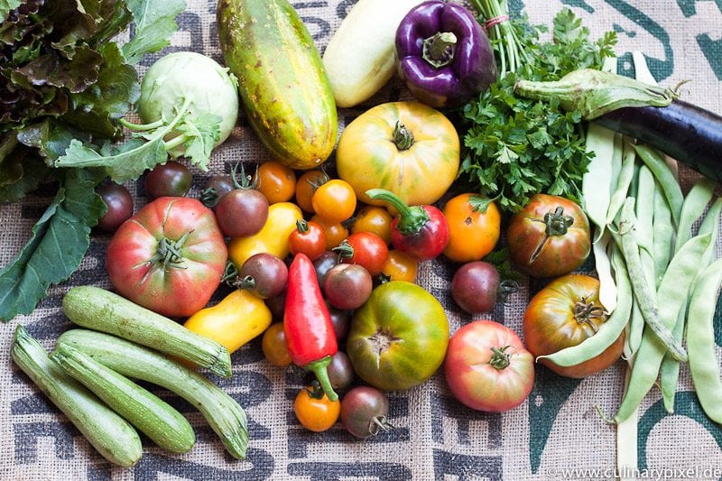 Bio Gemüse mit bunten Tomaten, Paprika & Gurken