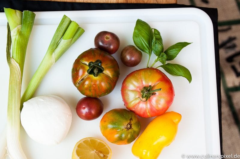 Caprese mit bunten Tomaten und Büffelmozzarella