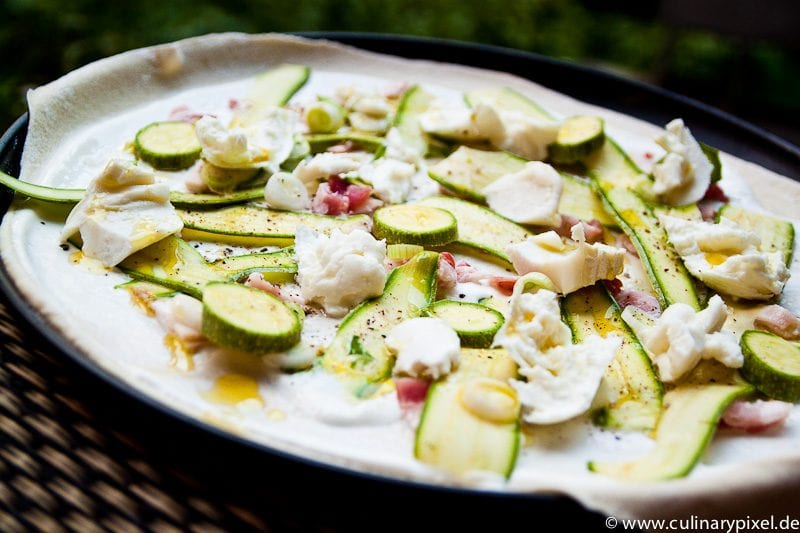 Flammkuchen mit Zucchini und Gorgonzola