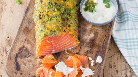 Selbst gebeizter Lachs mit Zitrone, Kräutern und Chili