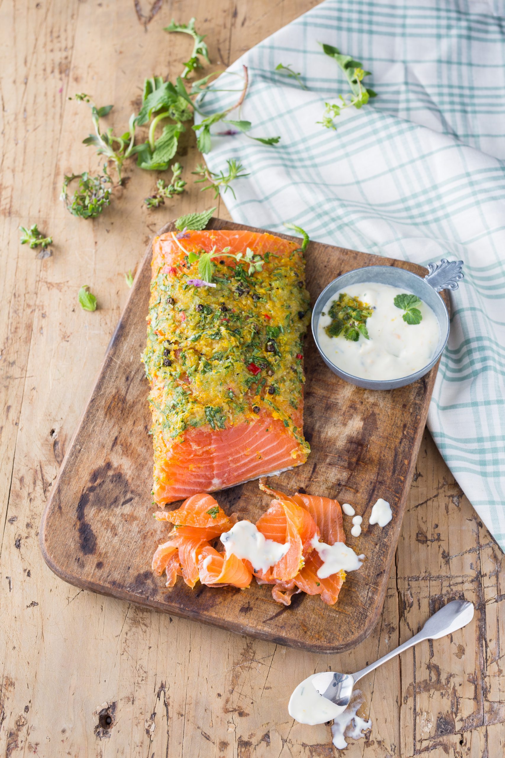 Selbst gebeizter Lachs mit Zitrone, Kräutern und Chili