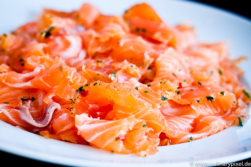 Lachs beizen: Rezept für gebeizten Lachs mit Zitrone