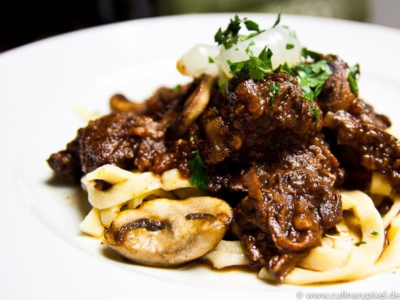 Kräuterbandnudeln mit Boeuf Bourguignon