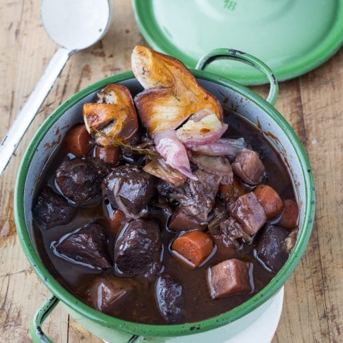 Boeuf Bourguignon mit Schalotten, Champignons und Kräuterbandnudeln
