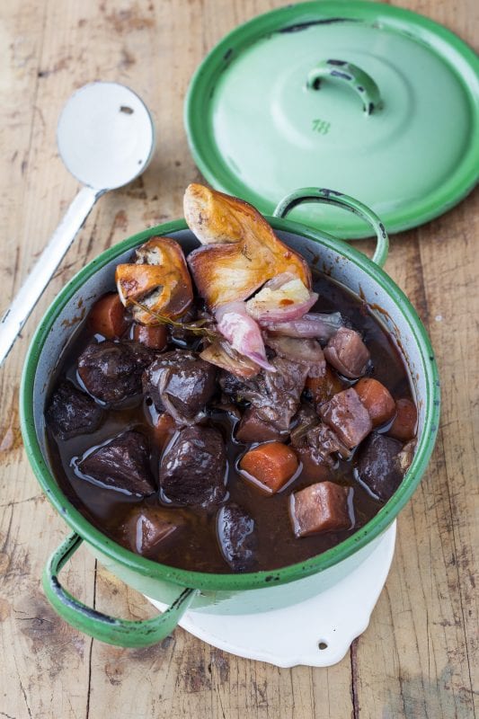 Boeuf Bourguignon mit Schalotten, Champignons und Kräuterbandnudeln