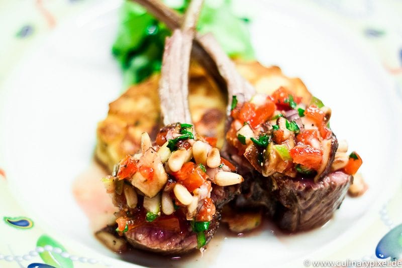 Lammkarree, Salsa, Kichererbsenpuffer, Zucchini-Gurkensalat - mein AEG ...