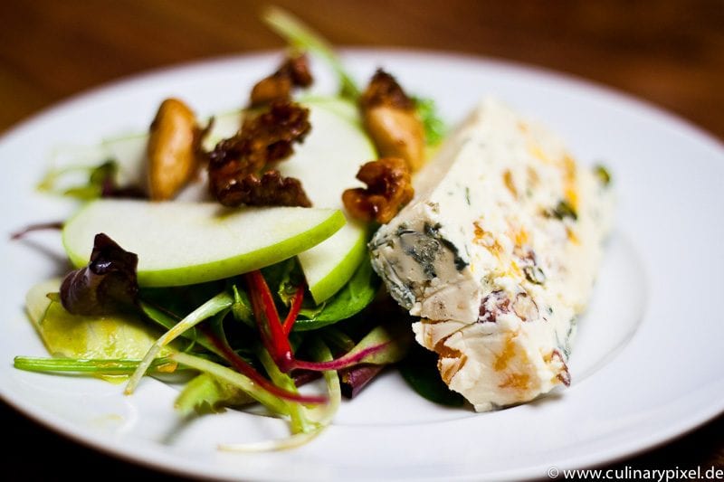 Blauschimmelkäse Terrine mit Salat und Apfel