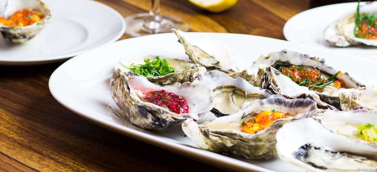 Austern mit verschiedenen Toppings