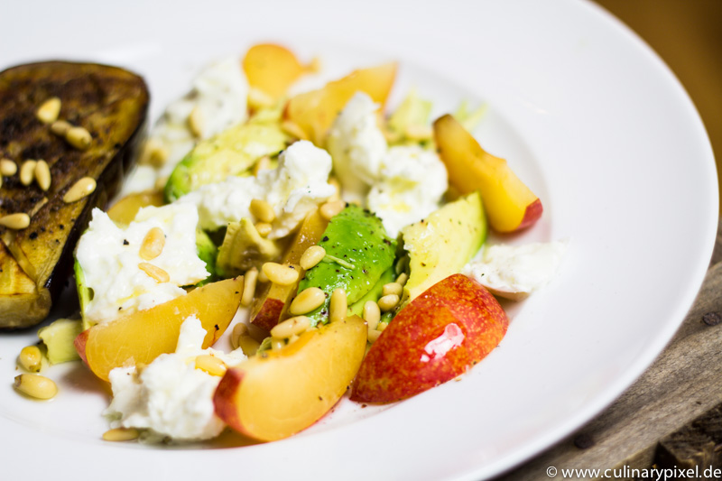 Gegrillte Aubergine, Pflaume, Avocado, Mozzarella & Pinienkerne