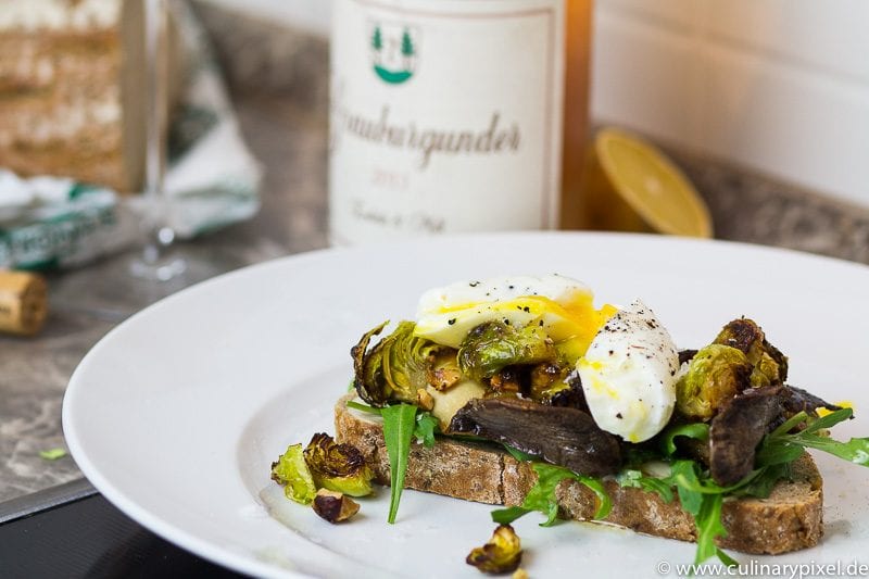 Bauernbrot mit Kräuterseitlingen, Rosenkohl-Crunch & Ei