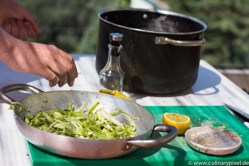 Puntarelle Salat Making of auf der Dachterrasse