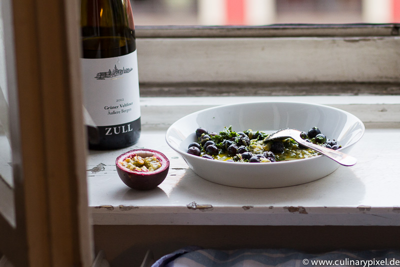 Sommer Salsa mit Blaubeeren, Maracuja, Koriander und Minze