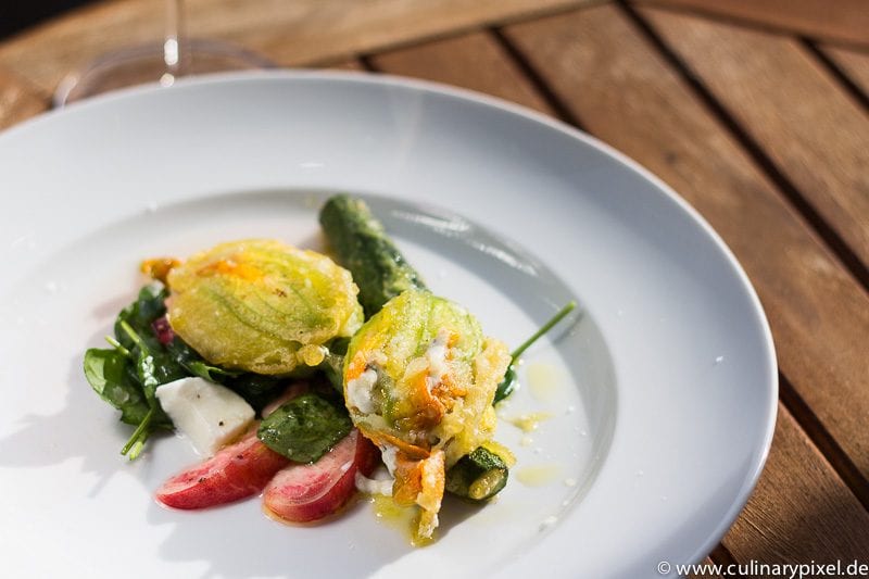 Gefüllte Zucchiniblüten mit Ricotta & Mozzarella, Spinatsalat mit Nektarinen