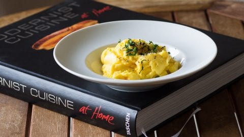 Modernist Cuisine at Home - Rührei-Pudding sous vide