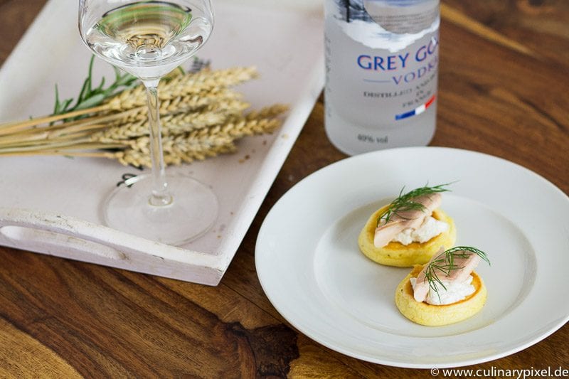 Blinis mit Saurer Sahne und geräuchertem Saibling