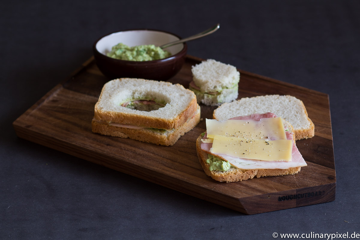 Schinken-Käse-Sandwich mit Ei und Avocadocreme