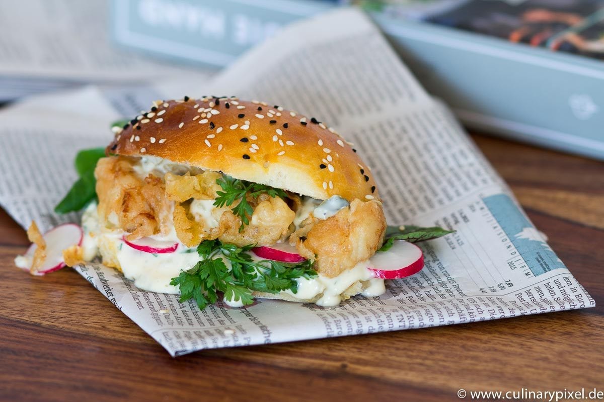 Fisch Burger mit Remouladensauce und Radieschen