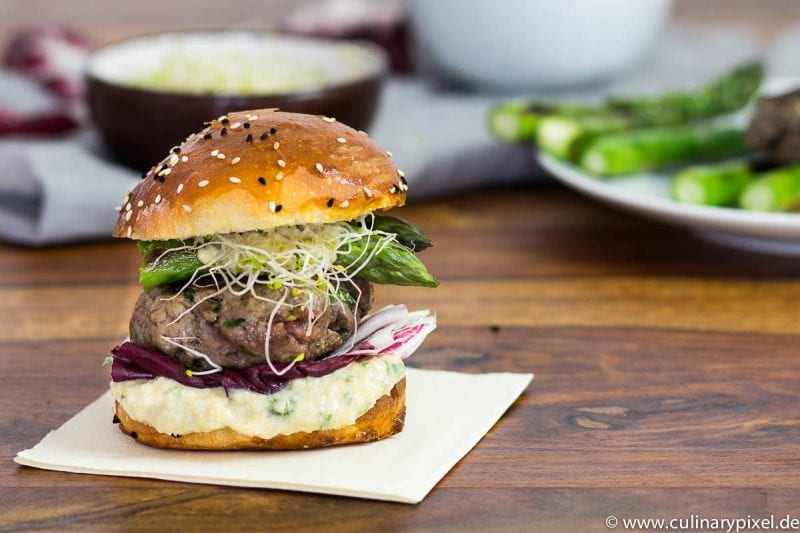 Burger, grüner Spargel, Hummus, Radicchio und Koriander