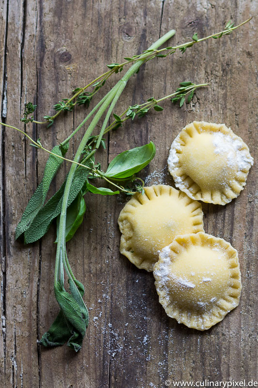 Ravioli mit Ricotta-Basilikum-Füllung, selbstgemacht