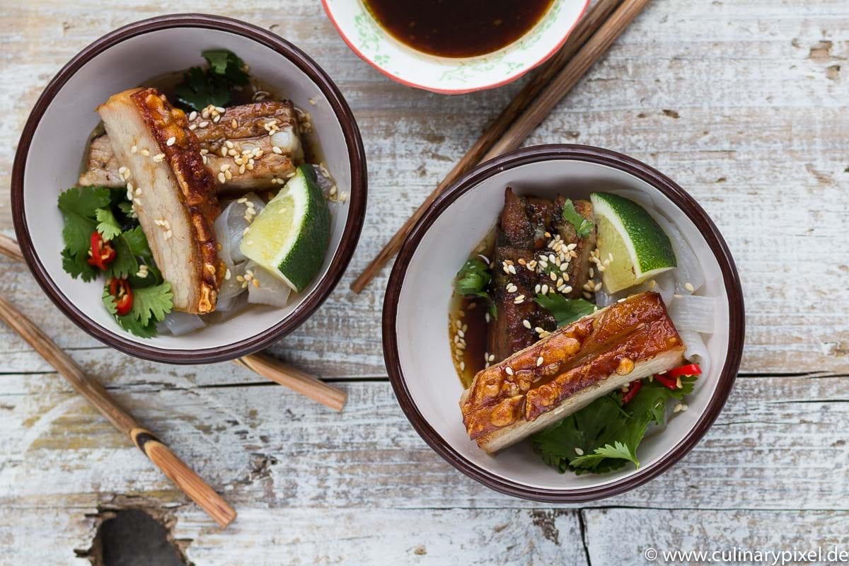 Asiatischer Schweinebauch mit Glasnudeln, Koriander und Chili