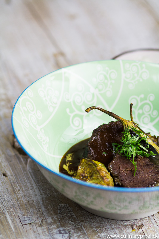 Geschmorte Wagyu-Bäckchen mit indischen Auberginen