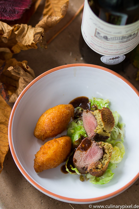Rehrücken mit Pistazienkruste, Kürbis-Nocken &amp; Bordeaux