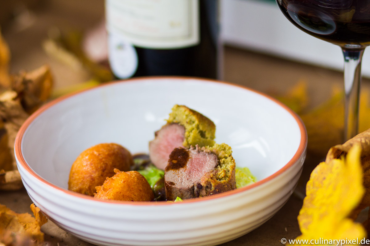 Rehrücken mit Pistazienkruste, Kürbis-Nocken &amp; Bordeaux