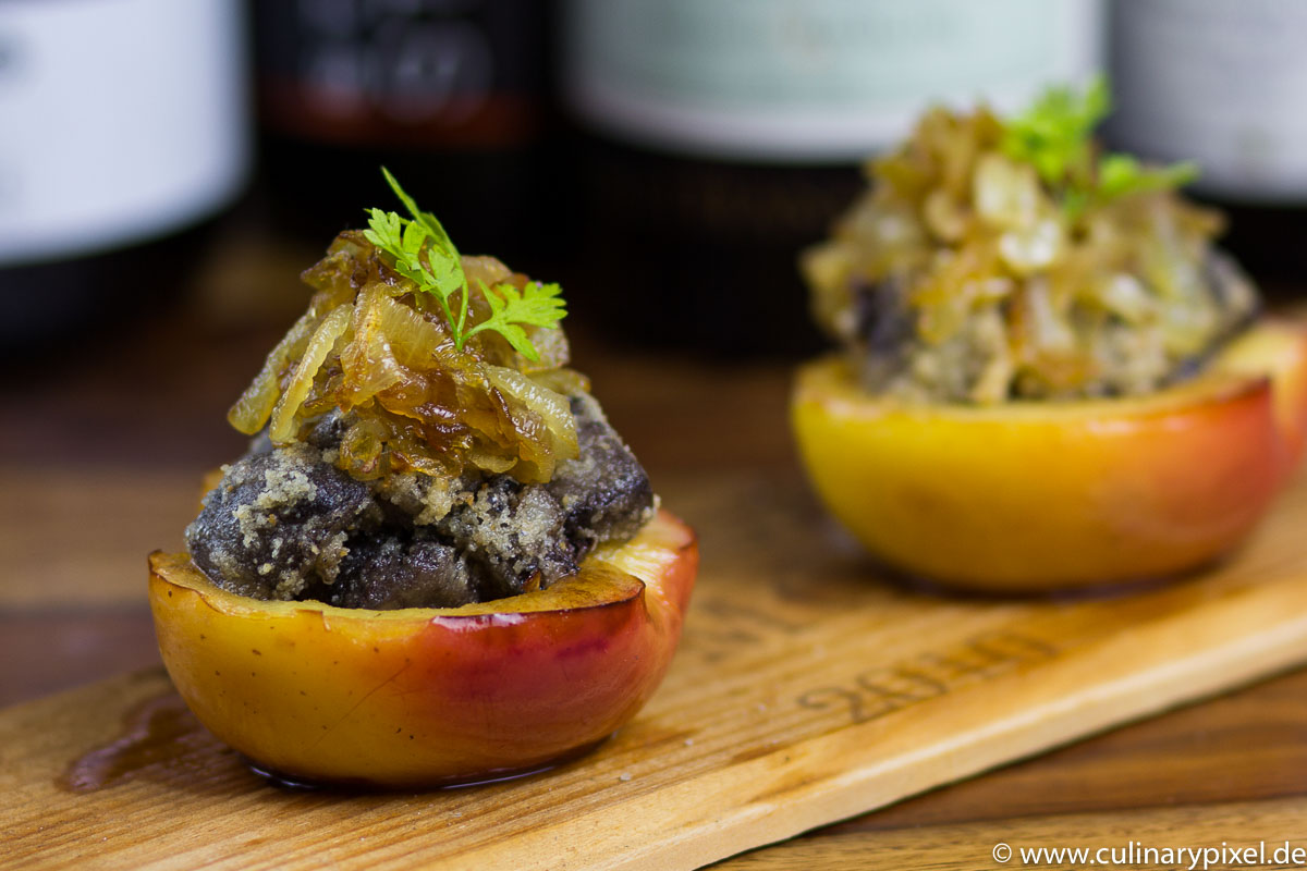 Gebratene Blutwurst im Apfel mit geschmolzenen Zwiebeln