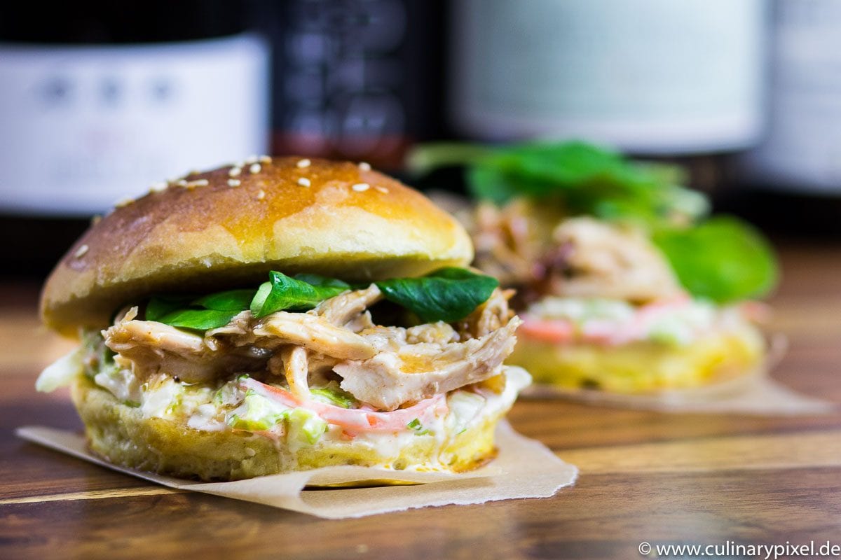 Pulled Chicken Burger mit Coleslaw