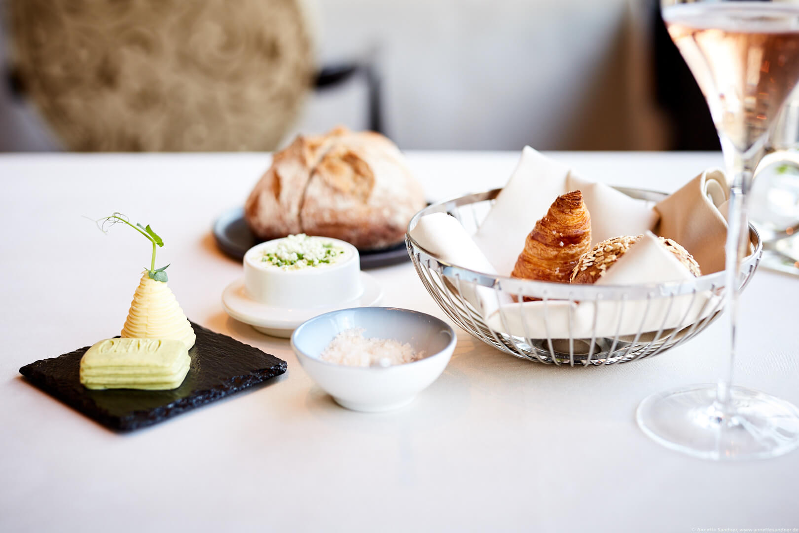 Brotkorb mit salzigem Kipferl von Joseph Brot aus Wien veredelte Bio-Butter von den Butter Boyz - Gourmet Restaurant Olivo, Stuttgart, Anton Gschwendtner