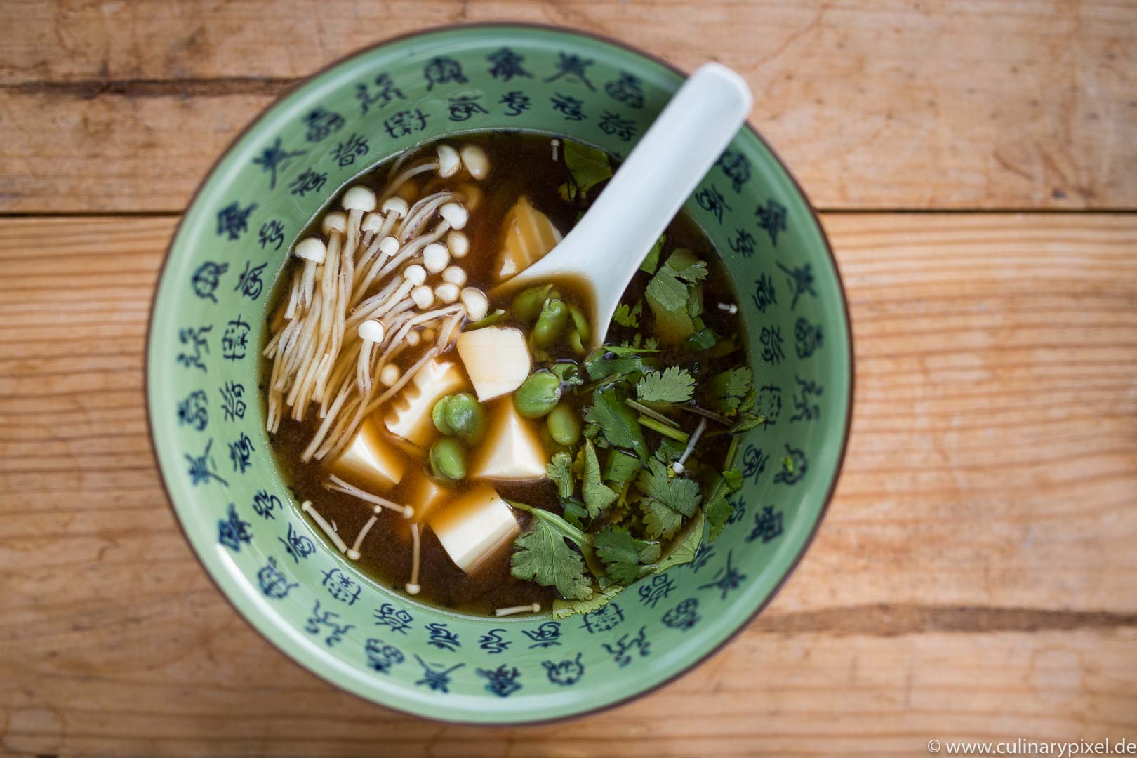 selbstgemachter Dashi-Fond aus Räuchersaibling für Miso-suppe