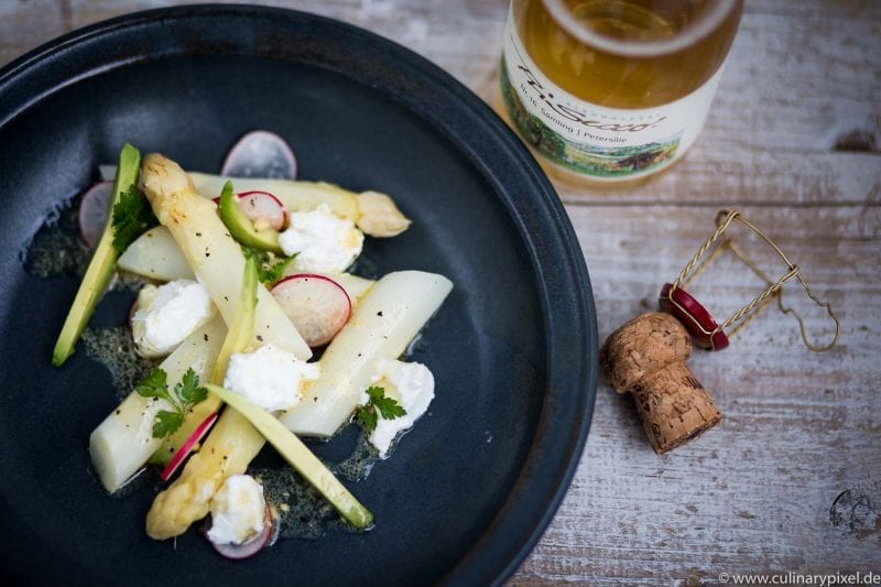 Spargelsalat Sous Vide mit Ziegenfrischkäse, Radieschen, Avocado & Senfdressing. Prisecco Cuvée Nr. 16 von Manufaktur Jörg Geiger